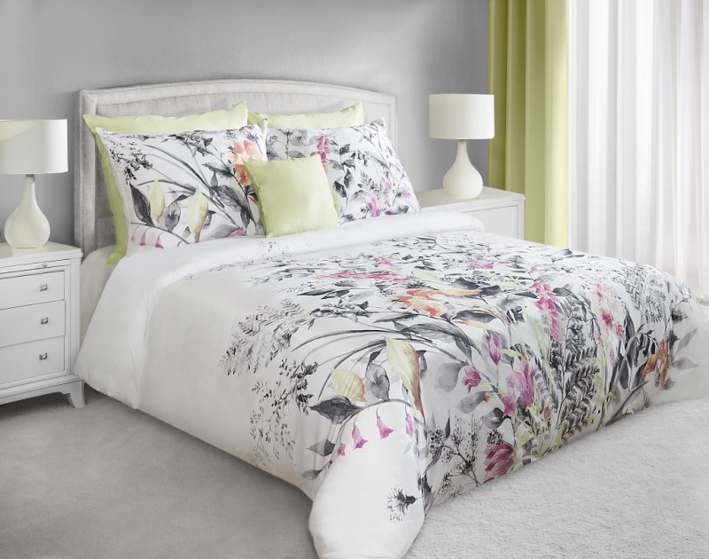 Motywy roślinne w sypialni mogą być reprezentowane przez tekstylia. Zobacz, gdzie kupić piękne tekstylia z wiosennym wzorem.
