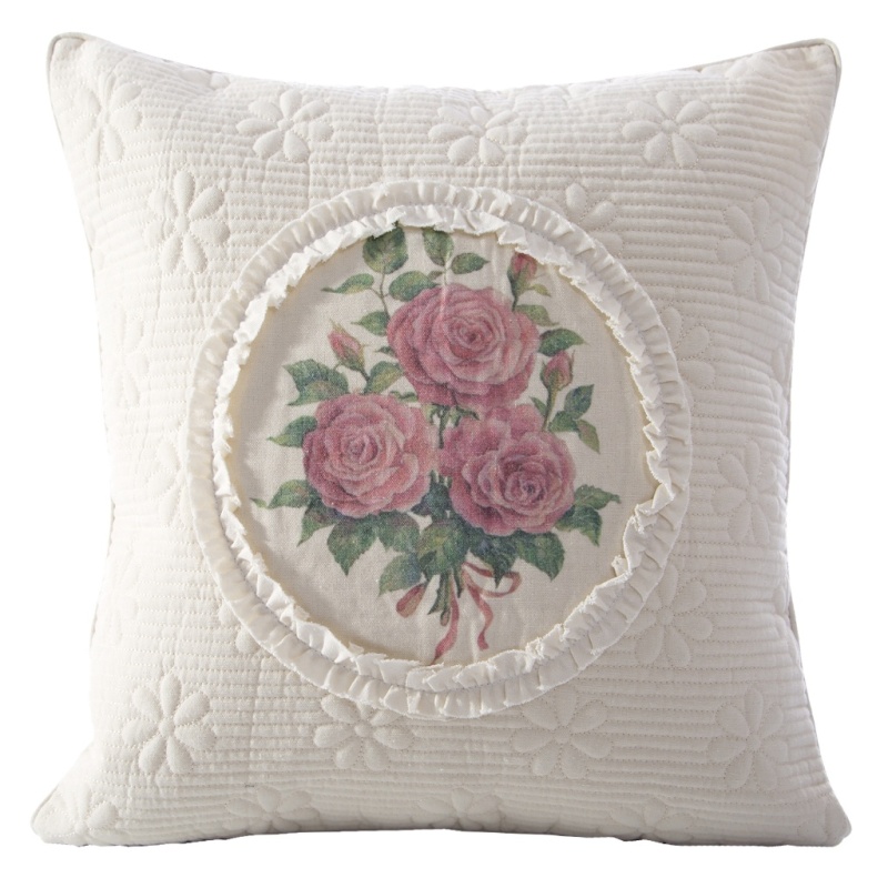 Piękne tekstylia z motywami kwiatowymi, idealne do stylu prowansalskiego.