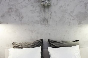 Beton architektoniczny na ścianie w sypialni