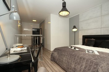 Beton architektoniczny na ścianie w sypialni