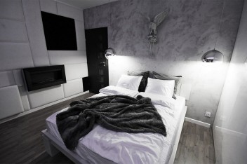 Beton architektoniczny na ścianie w sypialni