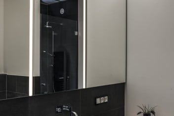 Dodatkowe oświetlenie lustra w łazience