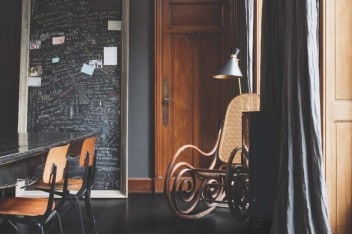 Elegancka czerń nocy wkracza do wnętrz