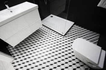 Czarna, męska łazienka z odrobiną bieli