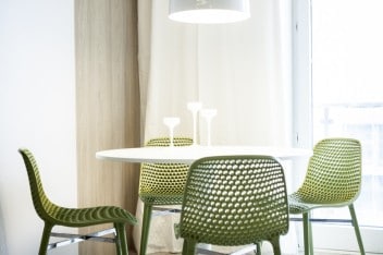Zielone krzesła w kąciku jadalnianym