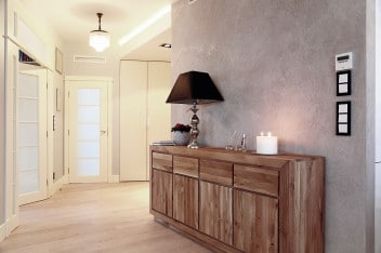 Nowoczesna drewniana komoda