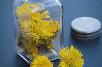 Jak ułożyć kwiaty luzem na stole?