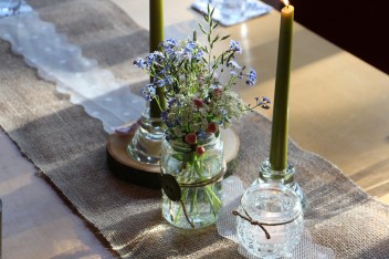 Dekoracja stołu: Kwiaty w słoikach