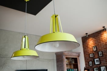Industrialne, żółte lampy