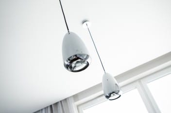 Chromowane lampy wiszące nad stół