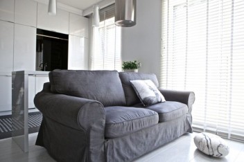 Szara sofa w mini-salonie