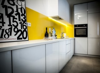 Kolorowe_szklo_na_scianie_w_kuchni (6)