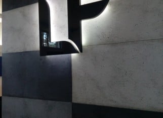 litery-echo-z-mdf-ściana-z-betonu-architektonicznego