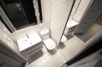 Biało-czarna mała łazienka