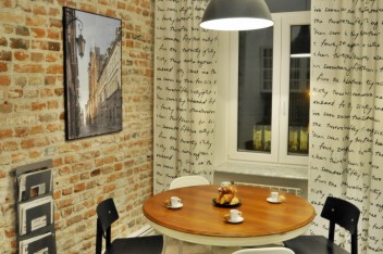 Jadalnia we wnętrzu w stylu loft