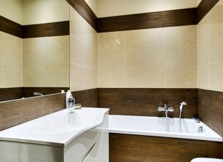 Sufit_podwieszany_w_lazience_Apartament_Drewno_ikamien_zdjecie_aranzacyjne_11