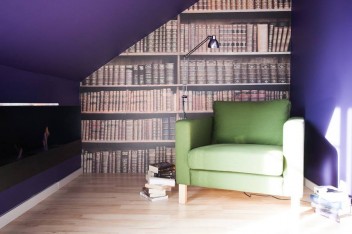Biblioteczka w sypialni