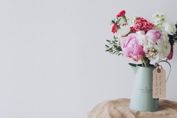 Dekoracja stołu kwiatami: zastawa jako wazon