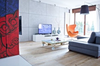 Pomaranczowy fotel w salonie