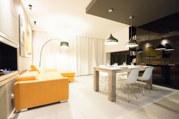 420 odcinek - pomarańczowa sofa w salonie