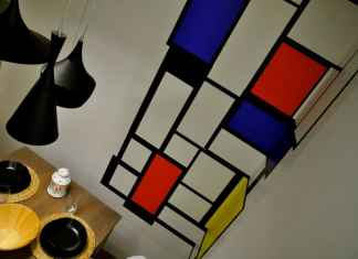 Obejrzyj nasze wideo, gdzie pokazujemy jak zrobić obraz na ścianie w stylu Mondriana.