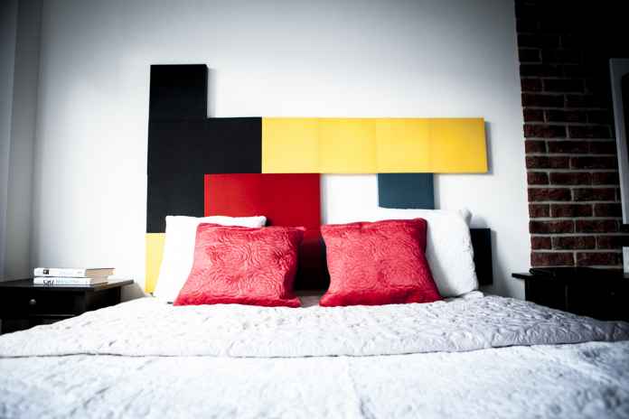 Projektujesz nowoczesną sypialnie? Zobacz ciekawe pomysły na ścianę za łożkiem.