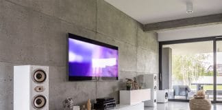 Imitacja betonu na ścianie telewizyjnej