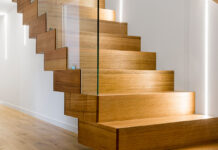 Oprawa schodowa na drewnianych schodach