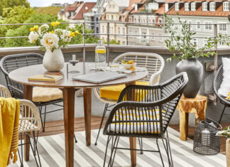 Aranżacja balkonu - stolik i krzesełka