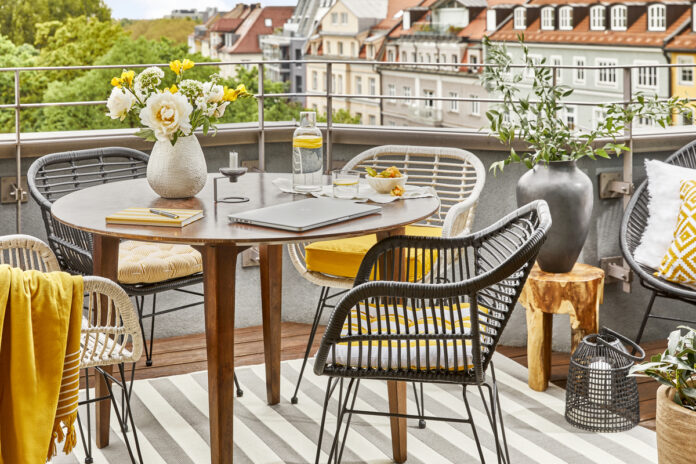 Aranżacja balkonu - stolik i krzesełka