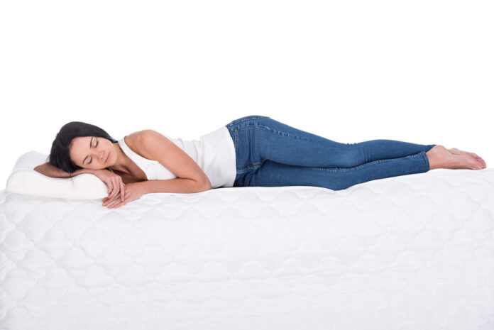 Kobieta śpiąca na materacu