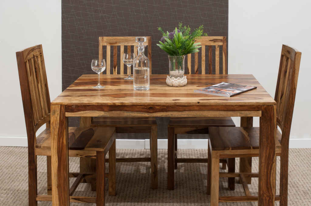 Drewniane meble - krzesła i stół