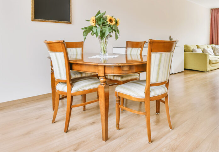 Drewniane krzesła i stół w jadalni