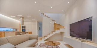 smart home, salon nowoczesny ze schodami