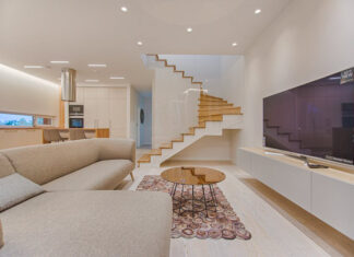 smart home, salon nowoczesny ze schodami