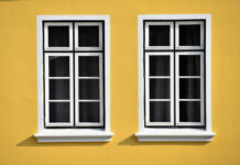 okna i żółta ściana