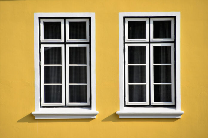 okna i żółta ściana