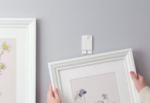 Mocowanie ramki na ścianie za pomocą samoprzylepnego haczyka
