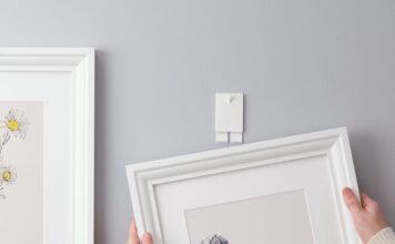 Mocowanie ramki na ścianie za pomocą samoprzylepnego haczyka