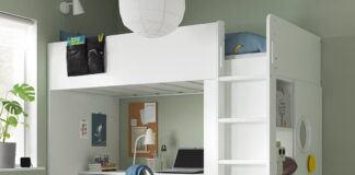 Mały pokój dziecięcy z łóżkiem na antresoli i biurkiem pod spodem