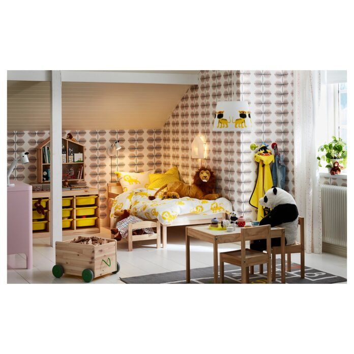 Wymiary łóżka dziecięcego to nie kwestia stylu, tylko normy. Fot.: ikea.com Bukowa rama łóżka dziecięcego z dnem z listew
