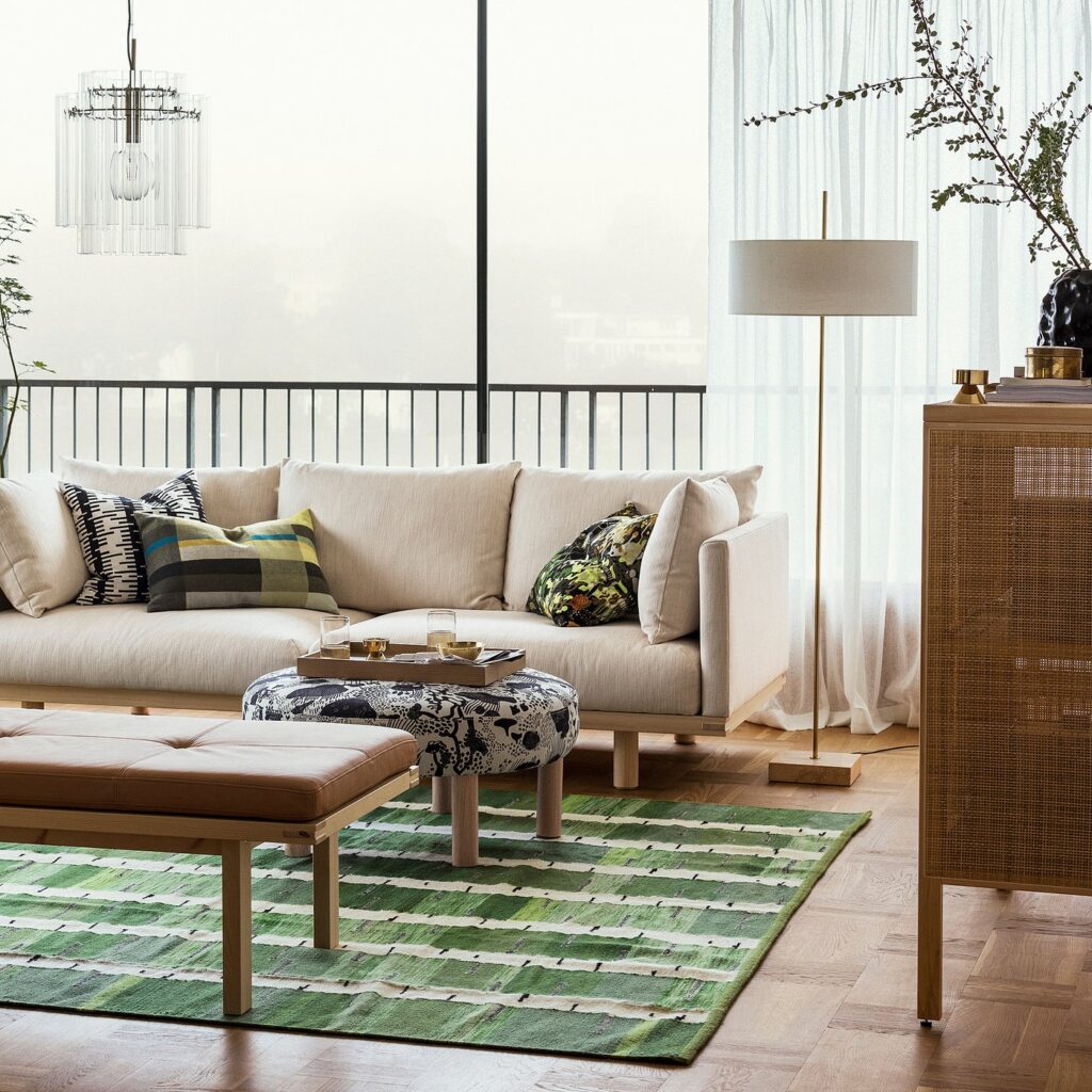 Lampa podłogowa z abażurem stojąca obok fotela