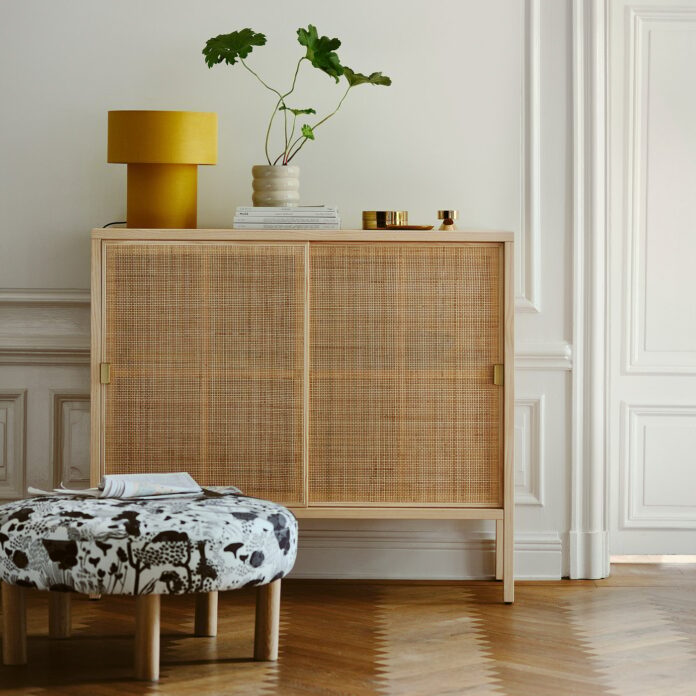 W strefie wypoczynkowej światło ma pochodzić z wysokości oczu siedzącej osoby. Fot.: ikea.com Żółta lampa stołowa z tkaninowym abażurem