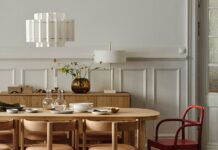 Lampa wisząca z tkaninowym kloszem nad stołem w otwartym salonie