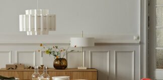 Lampa wisząca z tkaninowym kloszem nad stołem w otwartym salonie