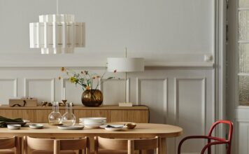 Lampa wisząca z tkaninowym kloszem nad stołem w otwartym salonie