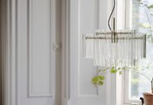 Lampa wisząca ze szklanym kloszem nad stołem w jadalni