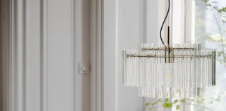 Lampa wisząca ze szklanym kloszem nad stołem w jadalni