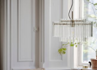 Lampa wisząca ze szklanym kloszem nad stołem w jadalni