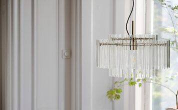 Lampa wisząca ze szklanym kloszem nad stołem w jadalni